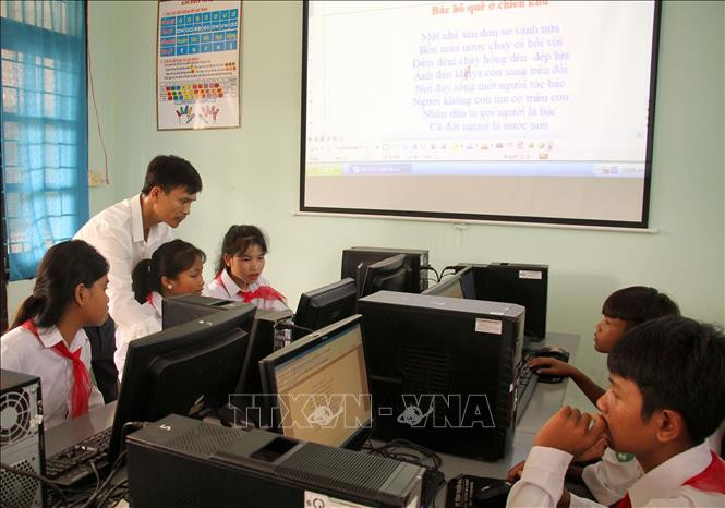 Học sinh Trường phổ thông dân tộc nội trú huyện Bố Trạch được kết nối với thông tin phục vụ học tập và trang bị thêm kiến thức xã hội. Ảnh: Văn Tý-TTXVN