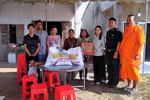 Mang 'Tết ấm' đến với đồng bào và chiến sĩ dân tộc Khmer