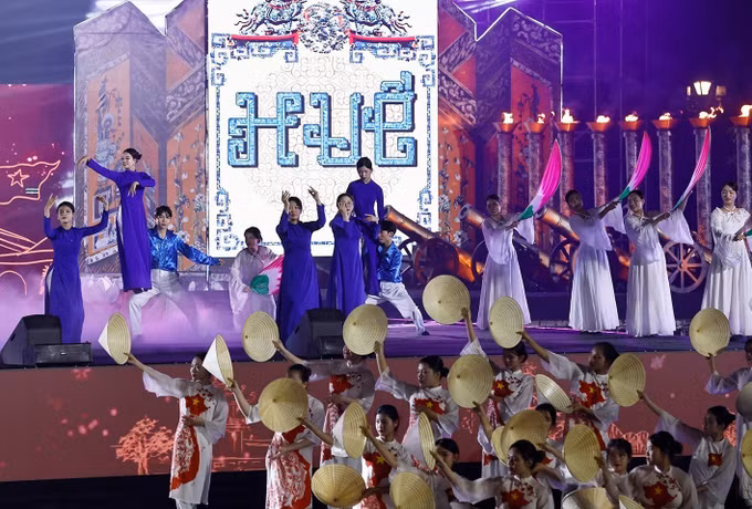 potal-chu-tich-quoc-hoi-du-le-cong-bo-nghi-quyet-thanh-lap-thanh-pho-hue-truc-thuoc-trung-uong-7781371.jpg
