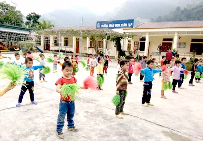 Trường Mầm non Xuân Lập (Lâm Bình, tỉnh Tuyên Quang) tổ chức cho trẻ tập thể dục ngoài trời. Ảnh: baotuyenquang.com.vn