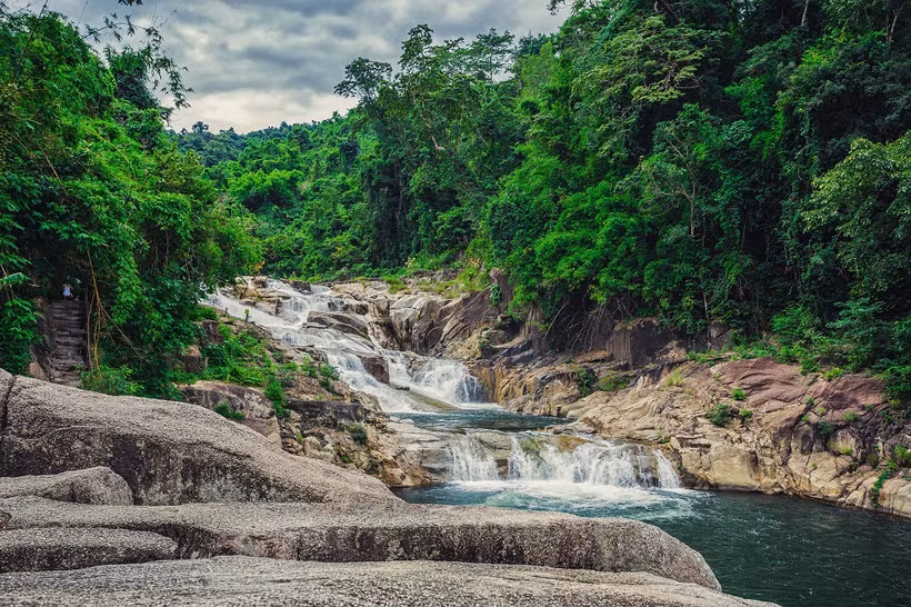 Thác Yang Bay ở huyện Khánh Vĩnh có những dòng chảy chậm, rả rích. Ảnh: vietnamtourism.gov.vn