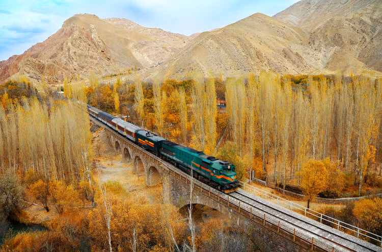 Tuyến đường sắt chạy xuyên Iran dài 1.394 km qua các vùng khí hậu khác nhau tạo nên phong cảnh tuyệt đẹp. Ảnh: unesco.org