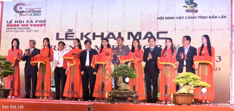 Đại biểu cắt băng khai mạc Triễn lãm, trưng bày và Hội thi sinh vật cảnh. Ảnh: baodaklak.vn