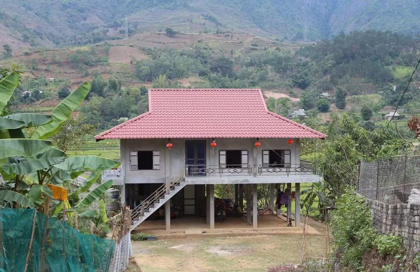 Huyện Than Uyên (Lai Châu) hiện có 7/11 xã đạt chuẩn Nông thôn mới. Trong ảnh: Những ngôi nhà mới xây của đồng bào dân tộc Tây Bắc tại huyện Than Uyên (Lai Châu). Ảnh: Quý Trung – TTXVN
