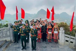 Linh thiêng Lễ thượng cờ tại Cột cờ quốc gia Lũng Cú trong ngày thống nhất