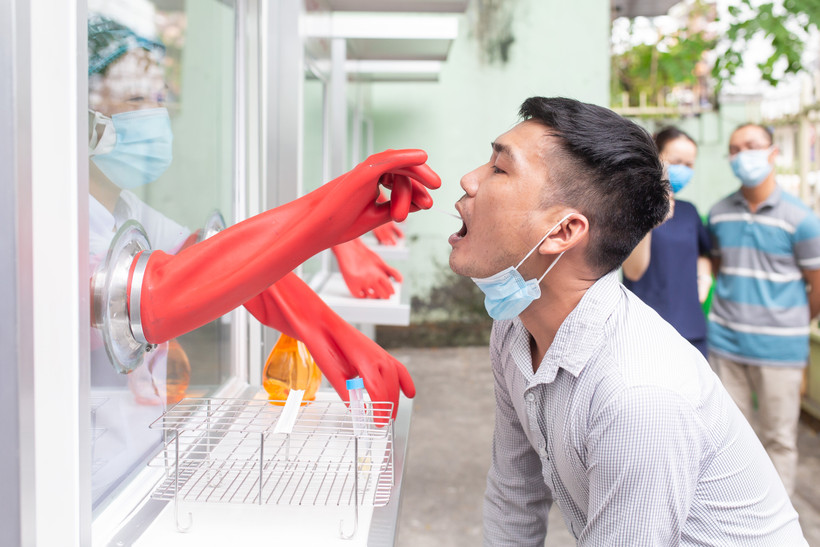 Trao tặng phòng áp lực dương kháng khuẩn di động, góp phần bảo vệ lực lượng y tế tuyến đầu phòng chống dịch