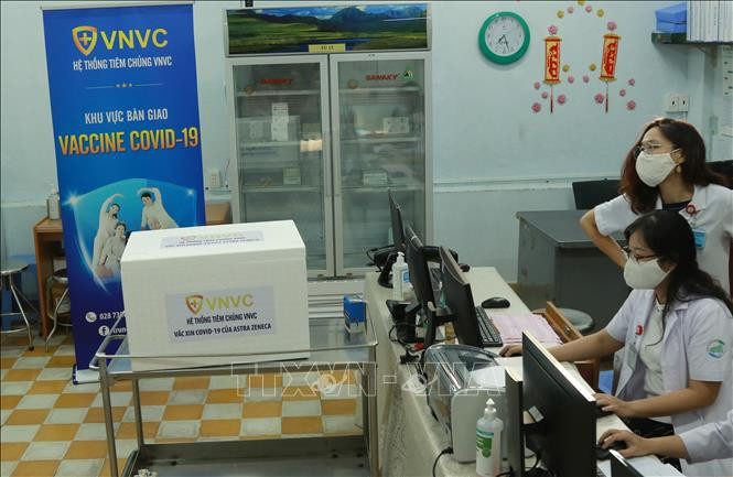 Vaccine phòng COVID-19 sẵn sàng tiêm ngừa cho nhân viên y tế Bệnh viện Bệnh Nhiệt đới Thành phố Hồ Chí Minh. Ảnh: Đinh Hằng - TTXVN