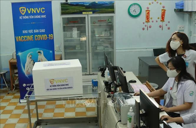 Vaccine phòng COVID-19 sẵn sàng tiêm ngừa cho nhân viên y tế Bệnh viện Bệnh Nhiệt đới Thành phố Hồ Chí Minh. Ảnh: Đinh Hằng - TTXVN