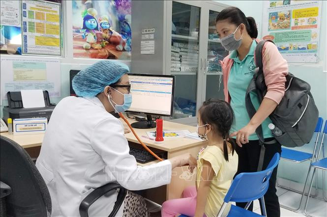 Thời tiết giao mùa, gia tăng người cao tuổi, trẻ nhỏ nhập viện do bệnh hô hấp