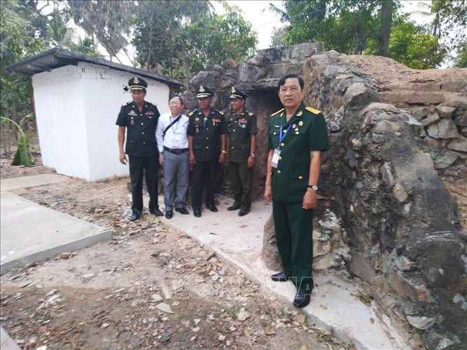 Cựu chiến binh Nguyễn Thanh Bình - Phó Chủ tịch Hội Cựu chiến binh tỉnh Bạc Liêu (ngoài cùng bên phải). Ảnh: Nhật Bình - TTXVN 