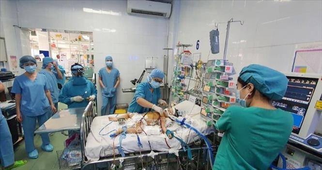 Lần đầu tiên sử dụng kỹ thuật ECMO cho bệnh nhi sau phẫu thuật tim