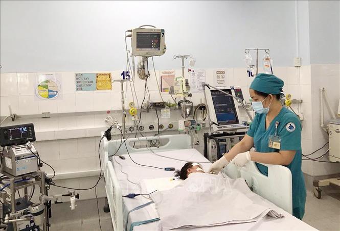 Bệnh nhi được chăm sóc đặc biệt suốt những ngày Tết. Ảnh: TTXVN phát 