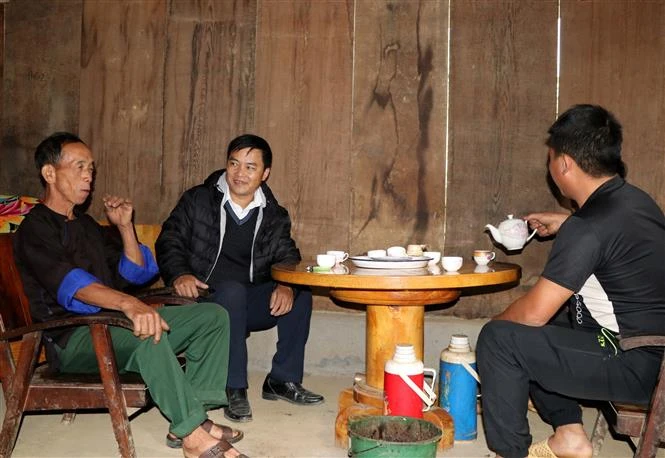 Anh Sùng A Dinh (thứ 2, từ trái sang), Chủ tịch UBND xã Chế Tạo, huyện Mù Cang Chải (Yên Bái) là cán bộ luân chuyển, gần gũi nhân dân để vận động bà con thực hiện đúng chủ trương, chính sách của Đảng, Nhà nước. Ảnh: Việt Dũng - TTXVN