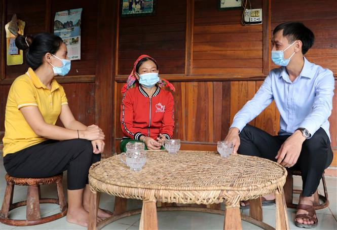 Bí thư Đảng ủy xã Mù Cả, huyện Mường Tè (Lai Châu) Nguyễn Công Sơn (thứ nhất, bên phải) thường xuyên xuống cơ sở nắm bắt tâm tư, nguyện vọng của dân. Ảnh: Việt Hoàng - TTXVN