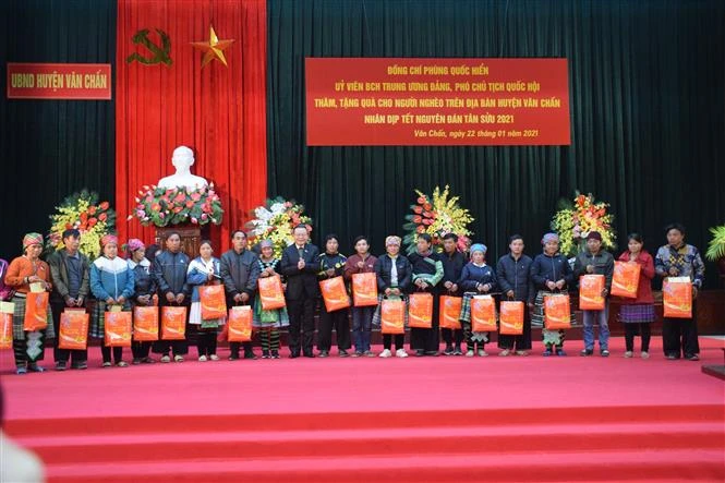 Phó Chủ tịch Quốc hội Phùng Quốc Hiển tặng 400 suất quà tết cho các hộ gia đình nghèo trên địa bàn huyện Văn Chấn. Ảnh: Tuấn Anh - TTXVN