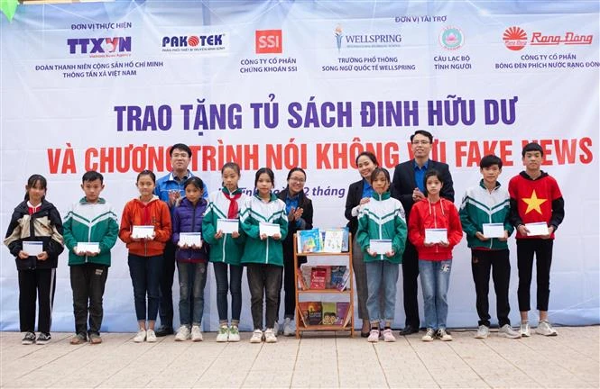 Trao tặng 10 suất học bổng cho các em học sinh trường THCS Trần Kim Xuyến có hoàn cảnh khó khăn, vươn lên trong học tập. Ảnh: Minh Công - TTXVN