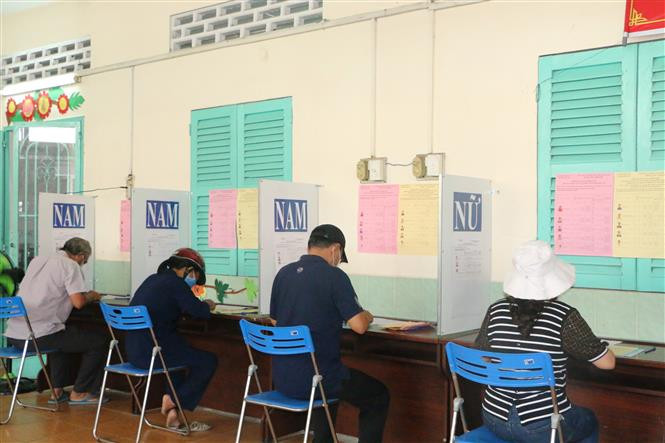 Cử tri vùng biên giới Long An nghiêm túc đi bầu cử