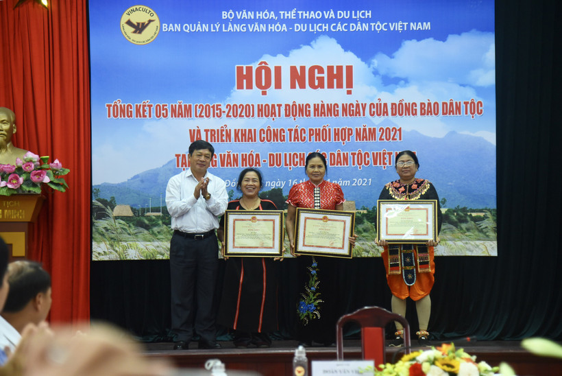 Đồng chí Đoàn Văn Việt, Thứ trưởng Bộ Văn hóa, Thể thao và Du lịch trao bằng khen cho các cá nhân có thành tích trong công tác phối hợp, tham gia hoạt động tại làng Văn hóa - Du lịch các dân tộc Việt Nam giai đoạn 2015-2020. Ảnh: Diễm Quỳnh 