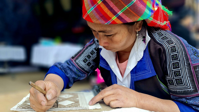 Đặc sắc nghệ thuật vẽ sáp ong trên vải lanh của đồng bào Mông