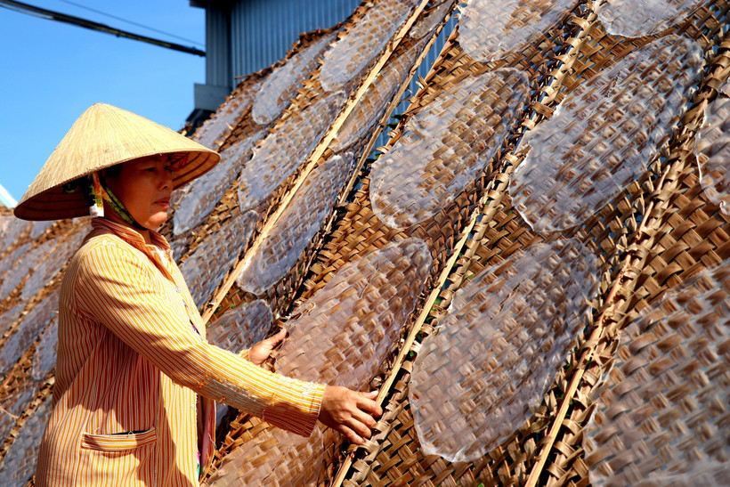 Rộn ràng làng bánh tráng Thuận Hưng