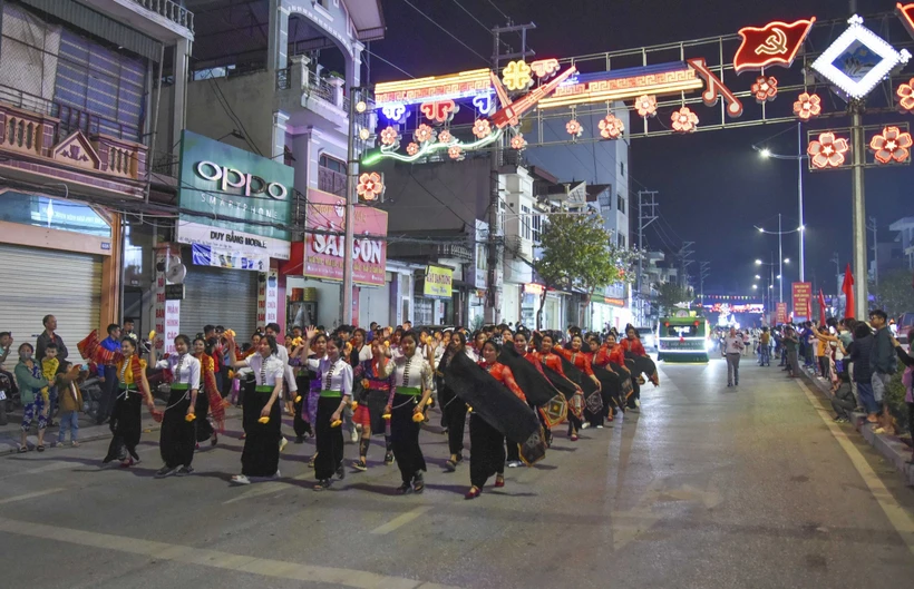 Đặc sắc chương trình diễu hành văn hóa đường phố “Rực rỡ đêm hội hoa Ban”