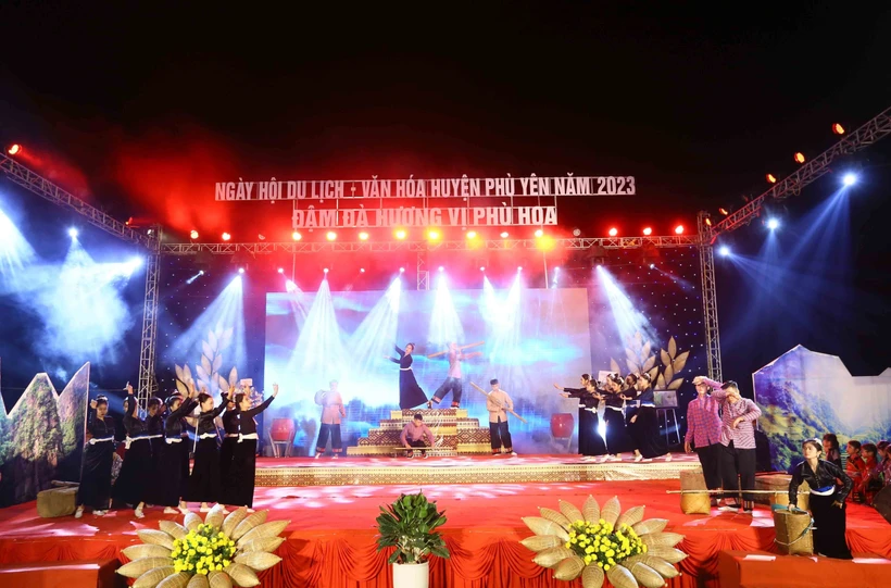Chương trình nghệ thuật với chủ đề “Sắc màu văn hóa các dân tộc Phù Hoa” tại Ngày hội. Ảnh: Quang Quyết - TTXVN