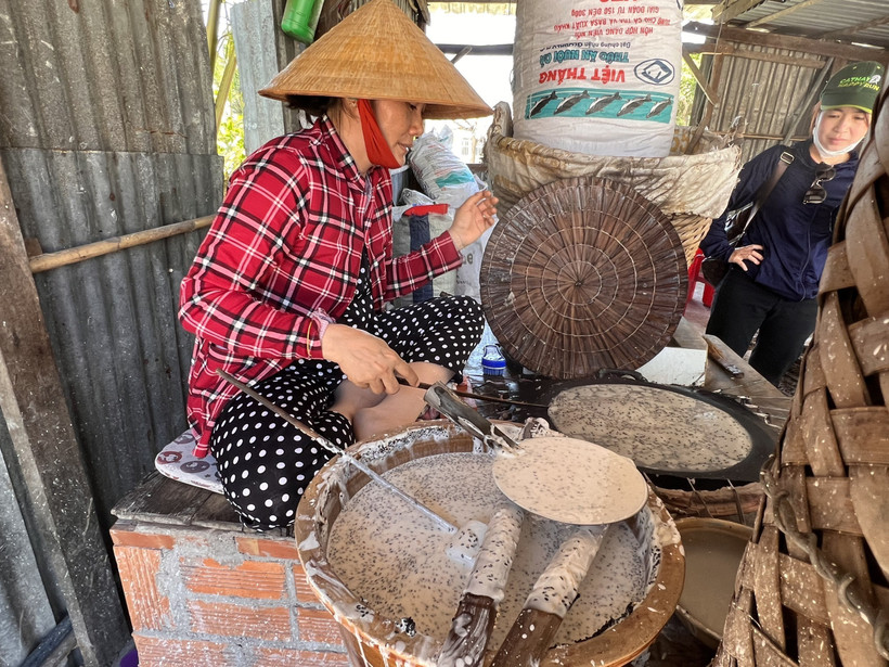 Công đoạn tráng bánh Thuận Hưng. Ảnh: Ánh Tuyết - TTXVN