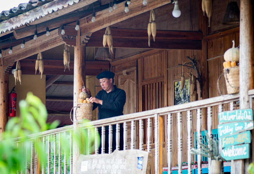 Trưởng thôn Sình Dỉ Gai trang trí homestay của gia đình. Ảnh: Nam Thái - TTXVN
