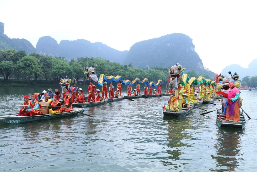 Thực hiện nghi lễ rước thuyền rồng vào khu hành lễ. Ảnh: Đức Phương - TTXVN