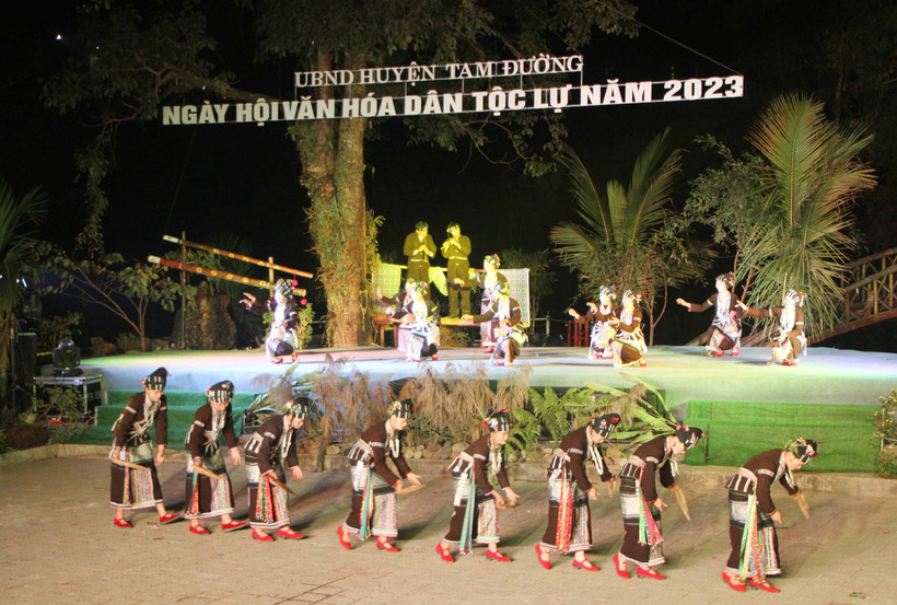 Biểu diễn nghệ thuật tại lễ khai mạc Ngày hội Văn hóa dân tộc Lự ở xã Bản Hon, huyện Tam Đường, tỉnh Lai Châu. Ảnh: Nguyễn Oanh - TTXVN