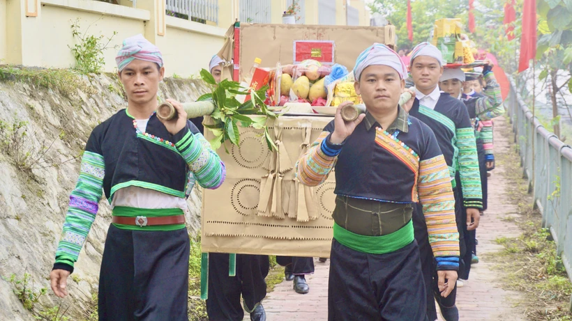  Lễ hội Tôn vinh cây chè Tổ Suối Giàng 