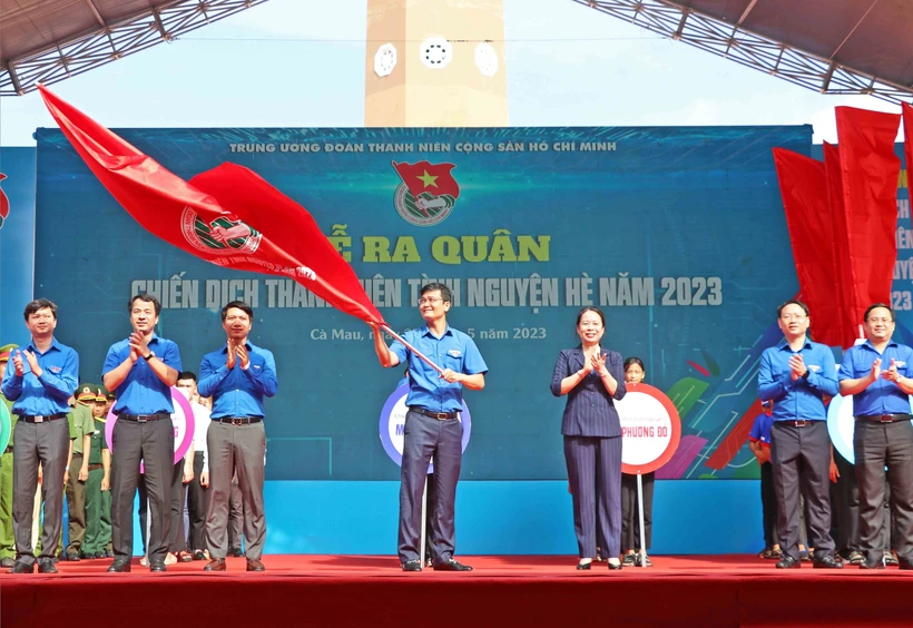 Phó chủ tịch nước Võ Thị Ánh Xuân và Bí thư thứ nhất Ban chấp hành Trung ương Đoàn TNCS Hồ Chí Minh Bùi Quang Huy cùng thực hiện nghi thức khởi động Chiến dịch Thanh niên tình nguyện hè 2023. Ảnh: Huỳnh Anh - TTXVN