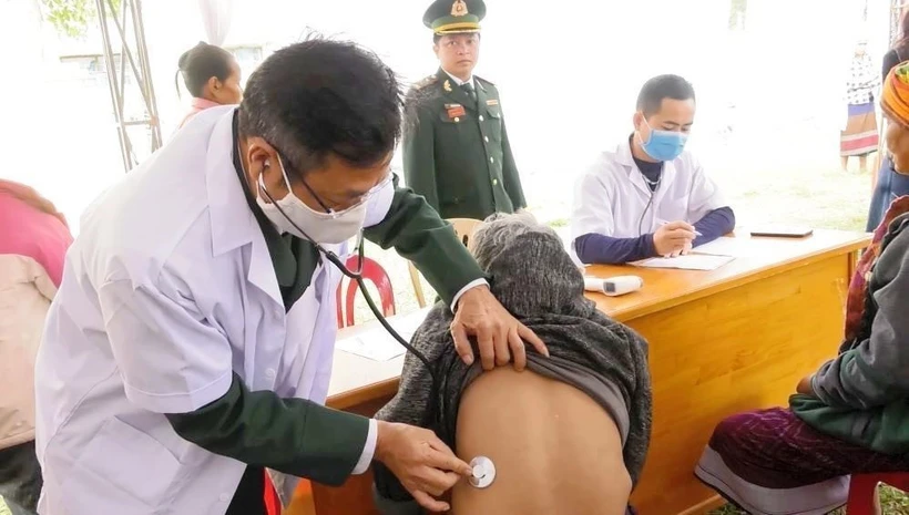 Quân y Bộ đội Biên phòng Quảng Bình thăm khám, cấp phát thuốc miễn phí cho bà con nhân dân khu vực biên giới tỉnh. Ảnh: TTXVN phát