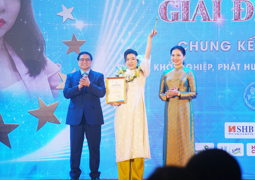 Thủ tướng Chính phủ Phạm Minh Chính và bà Hà Thị Nga, Chủ tịch Trung ương Hội Liên hiệp Phụ nữ Việt Nam trao giải Đặc biệt cho tác giả phụ nữ khởi nghiệp. Ảnh: Hoàng Tâm