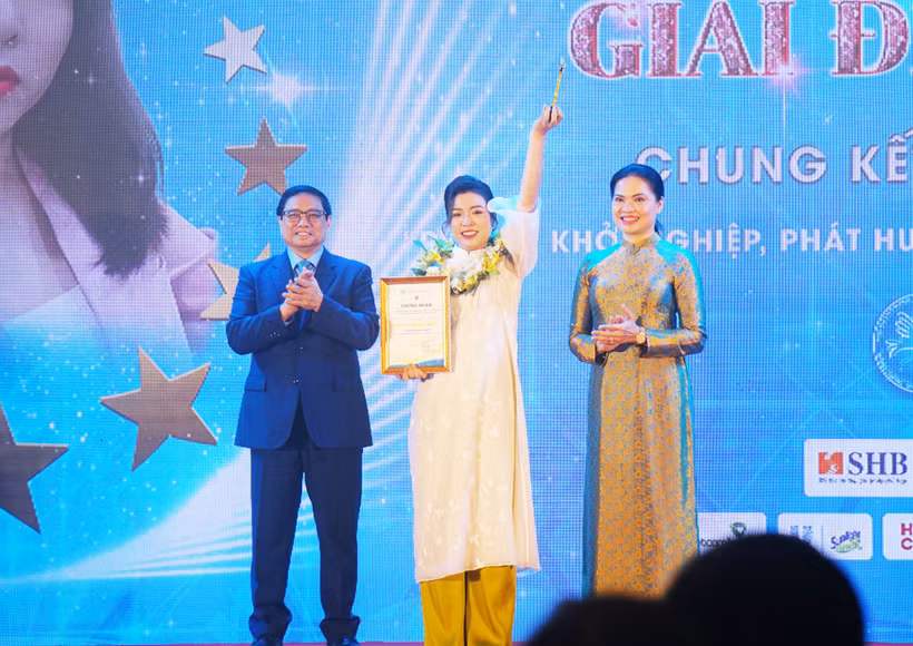 Thủ tướng Chính phủ Phạm Minh Chính và bà Hà Thị Nga, Chủ tịch Trung ương Hội Liên hiệp Phụ nữ Việt Nam trao giải Đặc biệt cho tác giả phụ nữ khởi nghiệp. Ảnh: Hoàng Tâm