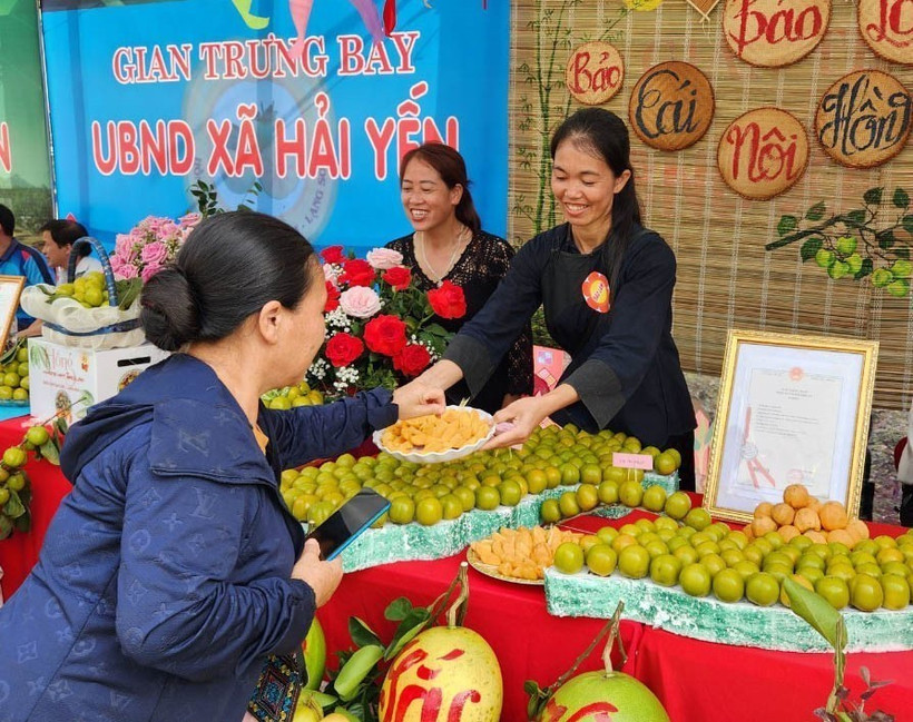 Gian hàng trưng bày giới thiệu sản phẩm hồng không hạt Bảo Lâm tại ngày hội. Ảnh: Quang Duy - TTXVN