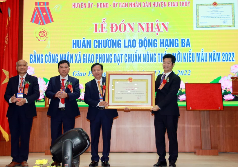 Phó Chủ tịch Thường trực UBND tỉnh Nam Định Trần Anh Dũng trao Bằng công nhận xã đạt chuẩn nông thôn mới kiểu mẫu giai đoạn 2021-2025 cho lãnh đạo xã Giao Phong. Ảnh: Văn Đạt - TTXVN