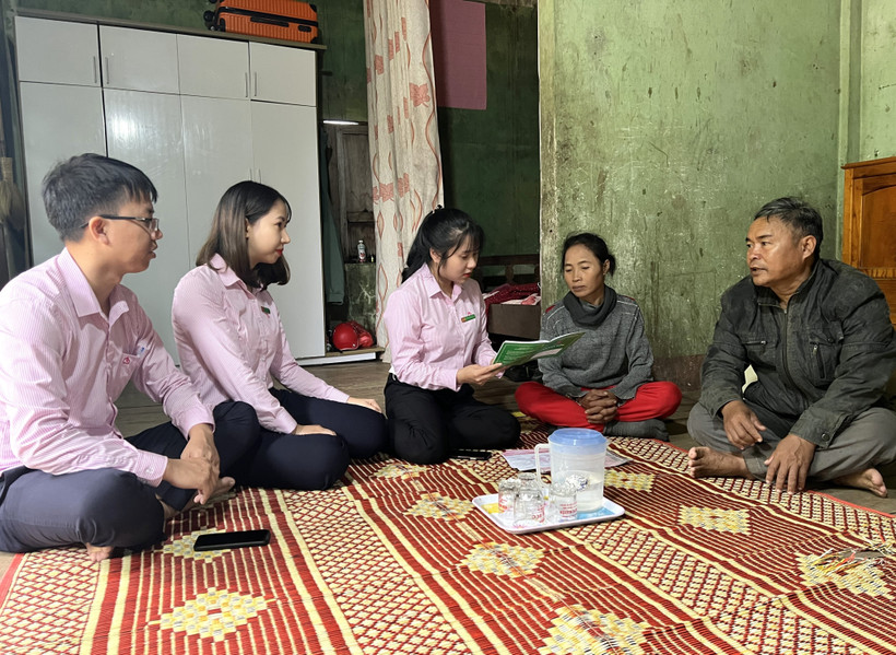Cán bộ Ngân hàng Chính sách xã hội huyện miền núi Đakrông (Quảng Trị) tư vấn cho hộ đồng bào dân tộc thiểu số trên địa bàn vay vốn ưu đãi để phát triển kinh tế. Ảnh: Nguyên Linh - TTXVN