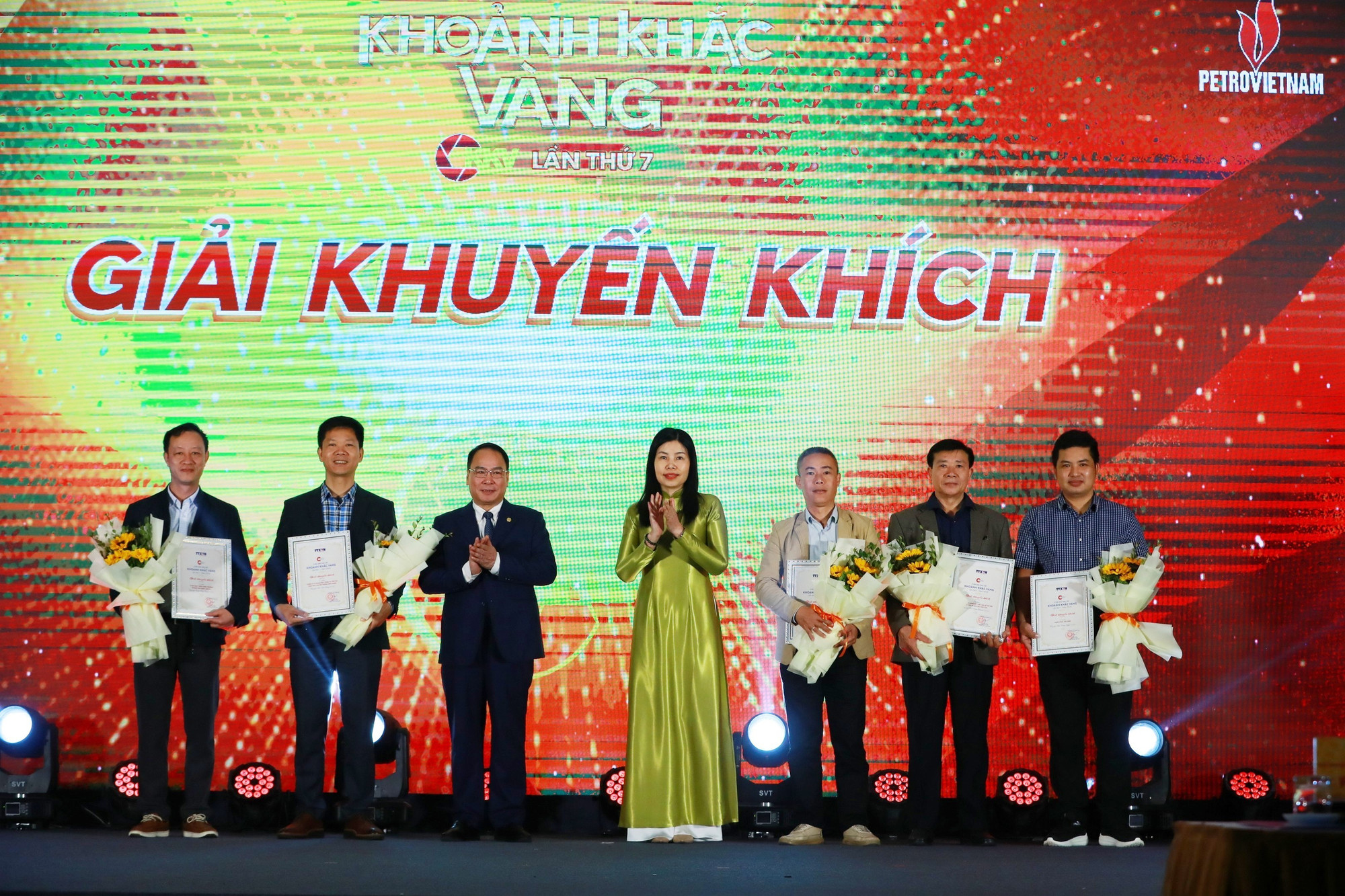 Các tác giả nhận giải Khuyến khích Giải Ảnh báo chí Khoảnh khắc vàng lần thứ 7. Ảnh: An Thành Đạt 8.jpg