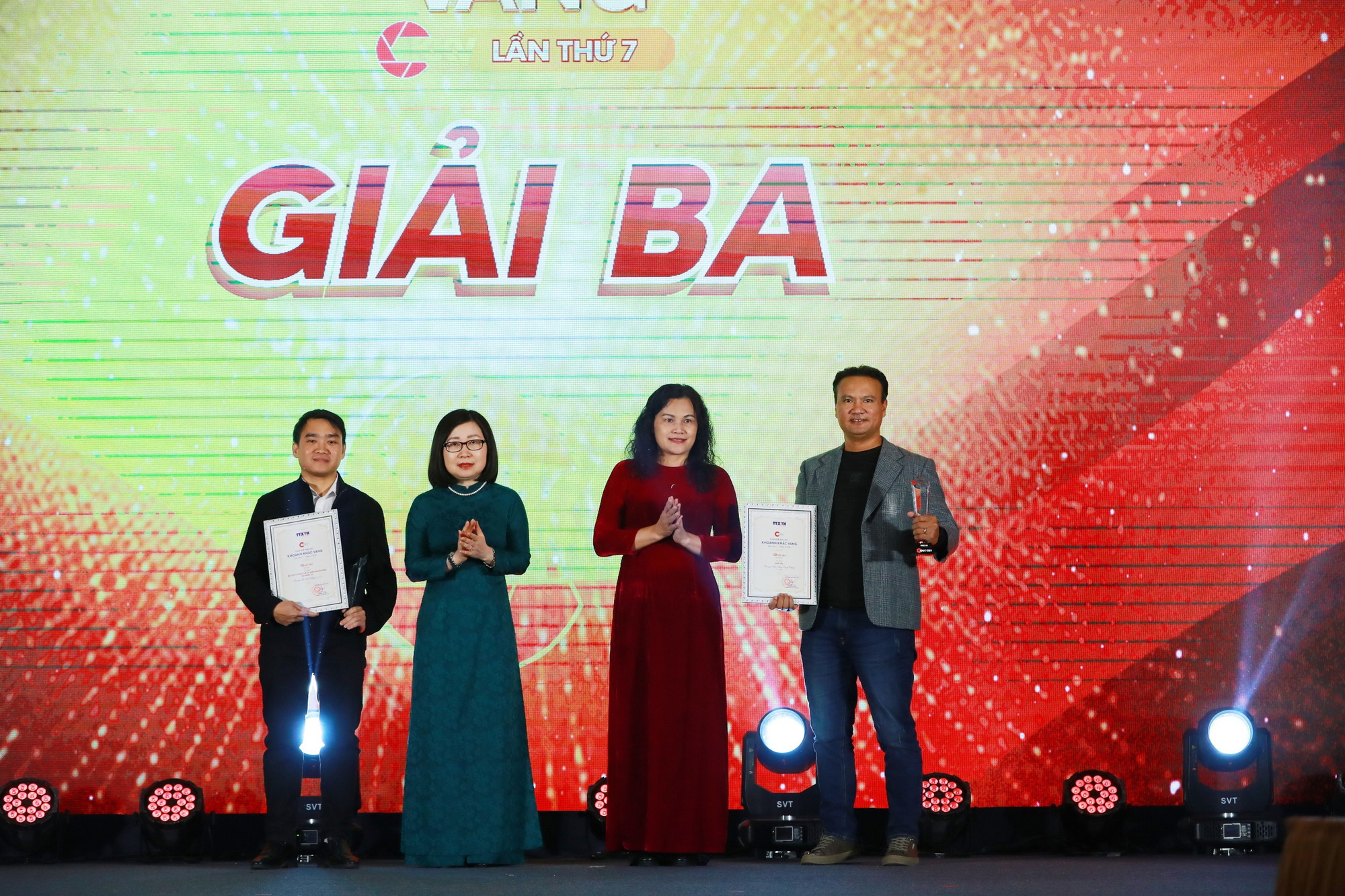 Các tác giả nhận giải Ba Giải Ảnh báo chí Khoảnh khắc vàng lần thứ 7. Ảnh: An Thành Đạt 7.jpg