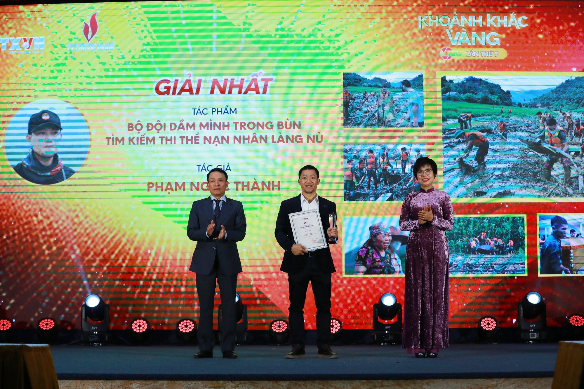 Tổng Giám đốc TTXVN Vũ Việt Trang và Phó Chủ tịch thường trực Hội Nhà báo Việt Nam Nguyễn Đức Lợi trao giải Nhất cho tác giả Phạm Ngọc Thành (Hà Nội) với tác phẩm ảnh bộ "Bộ đội dầm mình trong bùn tìm kiếm thi thể nạn nhân Làng Nủ". Ảnh: An Thành Đạt 3.jpg