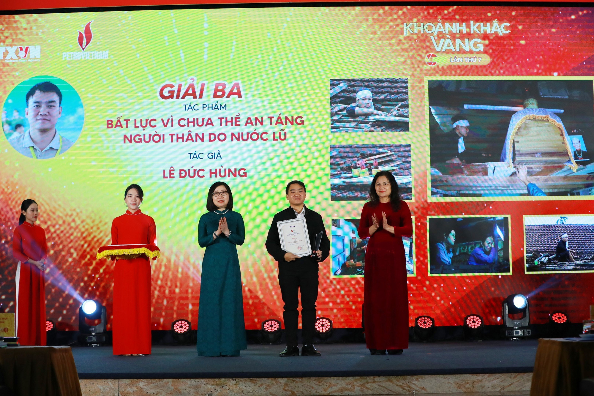 Trao giải Ba cho tác phấm "Bất lực vì chưa thể an táng người thân do nước lũ" của tác giả Lê Đức Hùng (Hà Tĩnh). Ảnh: An Thành Đạt 6.jpg