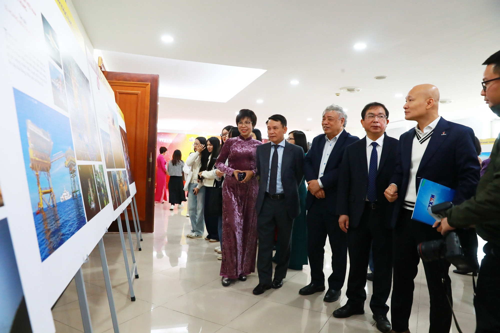 Tổng giám đốc TTXVN Vũ Việt Trang cùng các đại biểu tham quan trưng bày 22 tác phẩm xuất sắc đạt Giải ảnh báo chí Khoảnh khắc Vàng lần thứ 7. Ảnh: An Thành Đạt 11.jpg