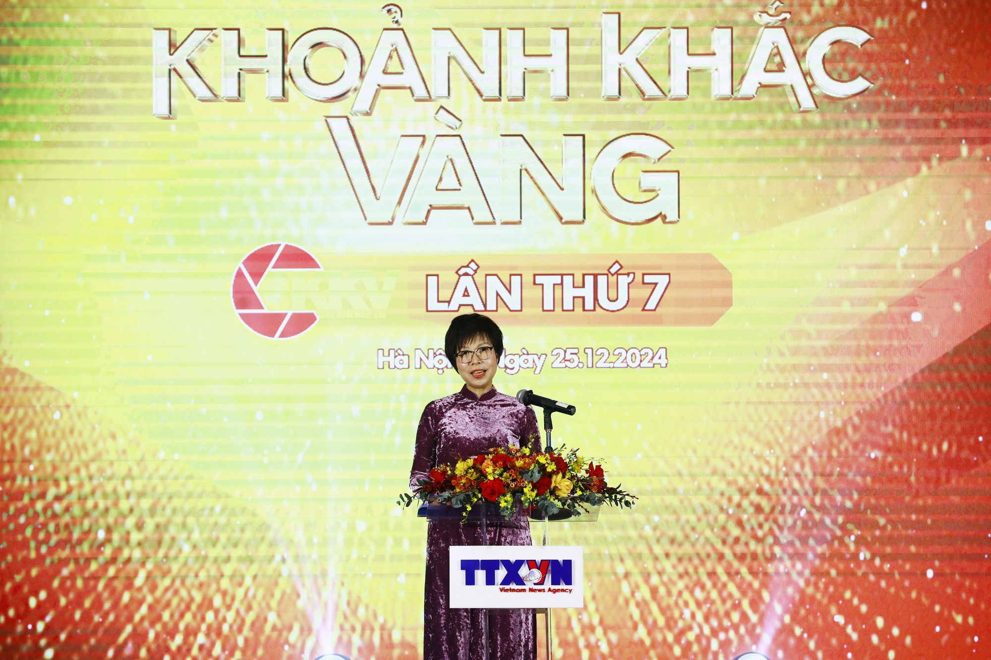 Tổng giám đốc Vũ Việt Trang, Chủ tịch Liên chi hội Nhà báo TTXVN, Chủ tịch Hội đồng Giải ảnh báo chí Khoảnh khắc Vàng lần thứ 7 phát biểu. Ảnh: An Thành Đạt 1.jpg