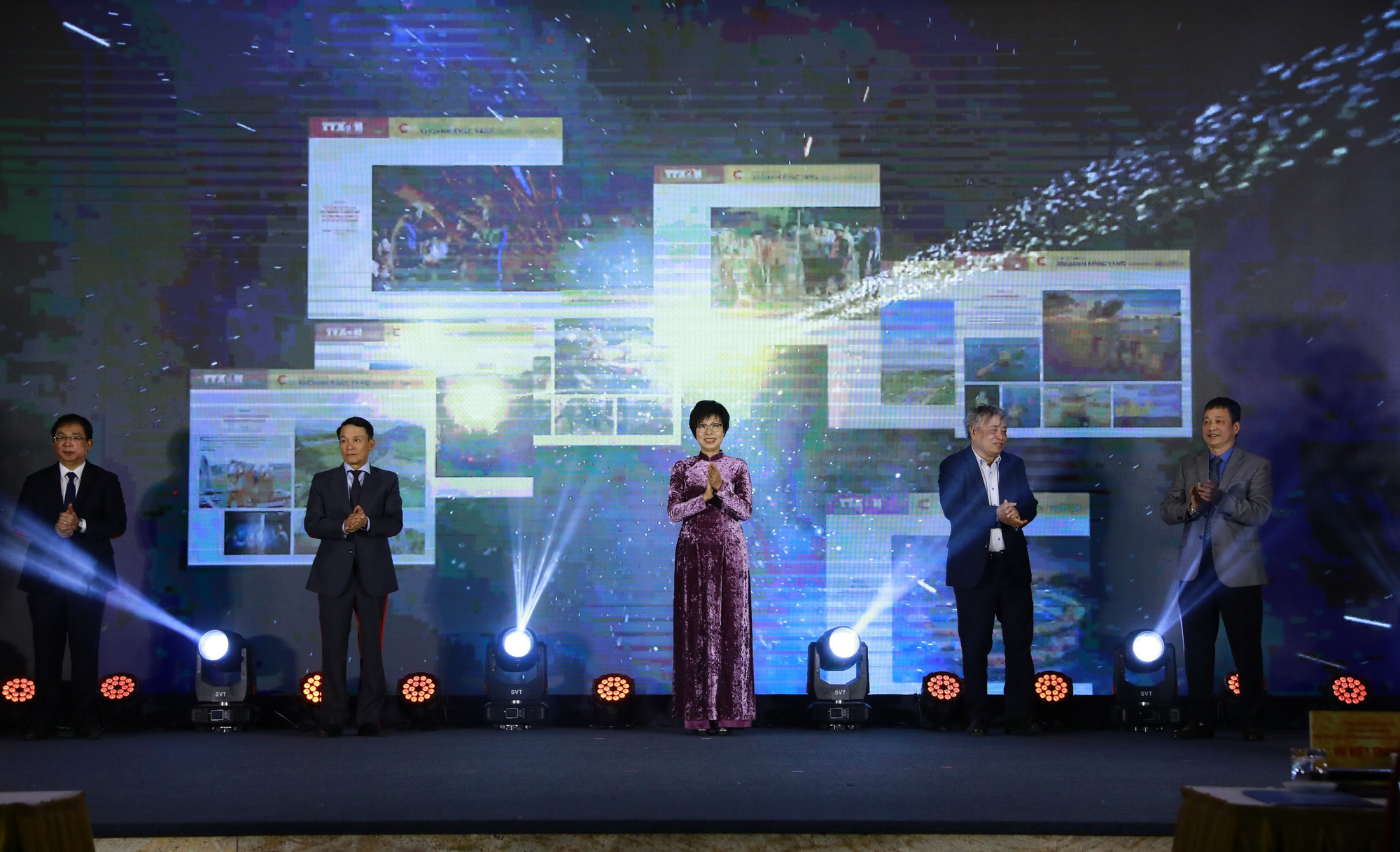 Tổng giám đốc TTXVN Vũ Việt Trang cùng các đại biểu thực hiện nghi lễ khai trương trưng bày 22 tác phẩm xuất sắc đạt Giải ảnh báo chí Khoảnh khắc Vàng lần thứ 7. Ảnh: An Thành Đạt 10.jpg