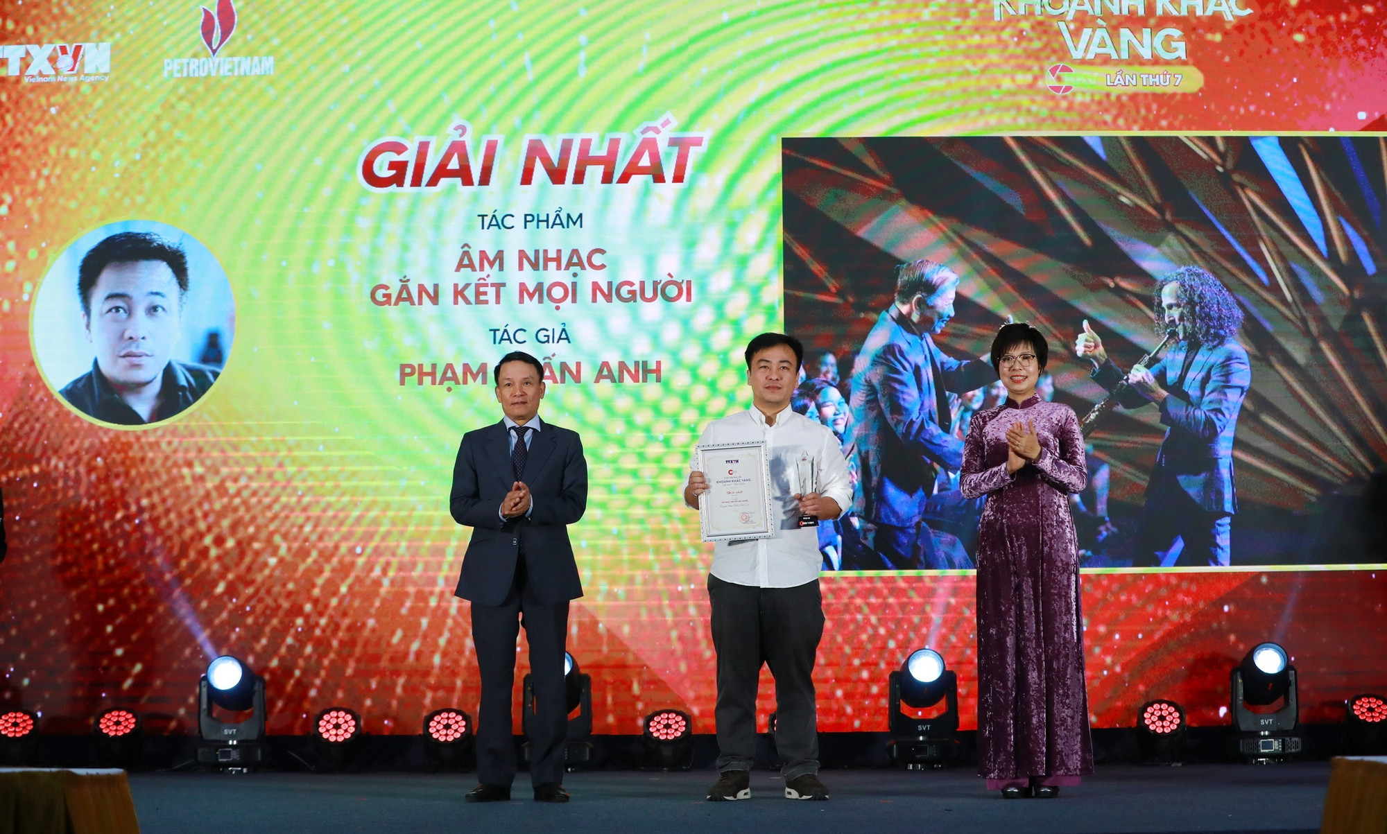 Tổng Giám đốc TTXVN Vũ Việt Trang và Phó Chủ tịch thường trực Hội Nhà báo Việt Nam Nguyễn Đức Lợi trao giải Nhất ảnh đơn cho tác giả Phạm Tuấn Anh (Hà Nội) với tác phẩm ảnh "Âm nhạc gắn kết mọi người". Ảnh: An Thành Đạt 2-7709.jpg