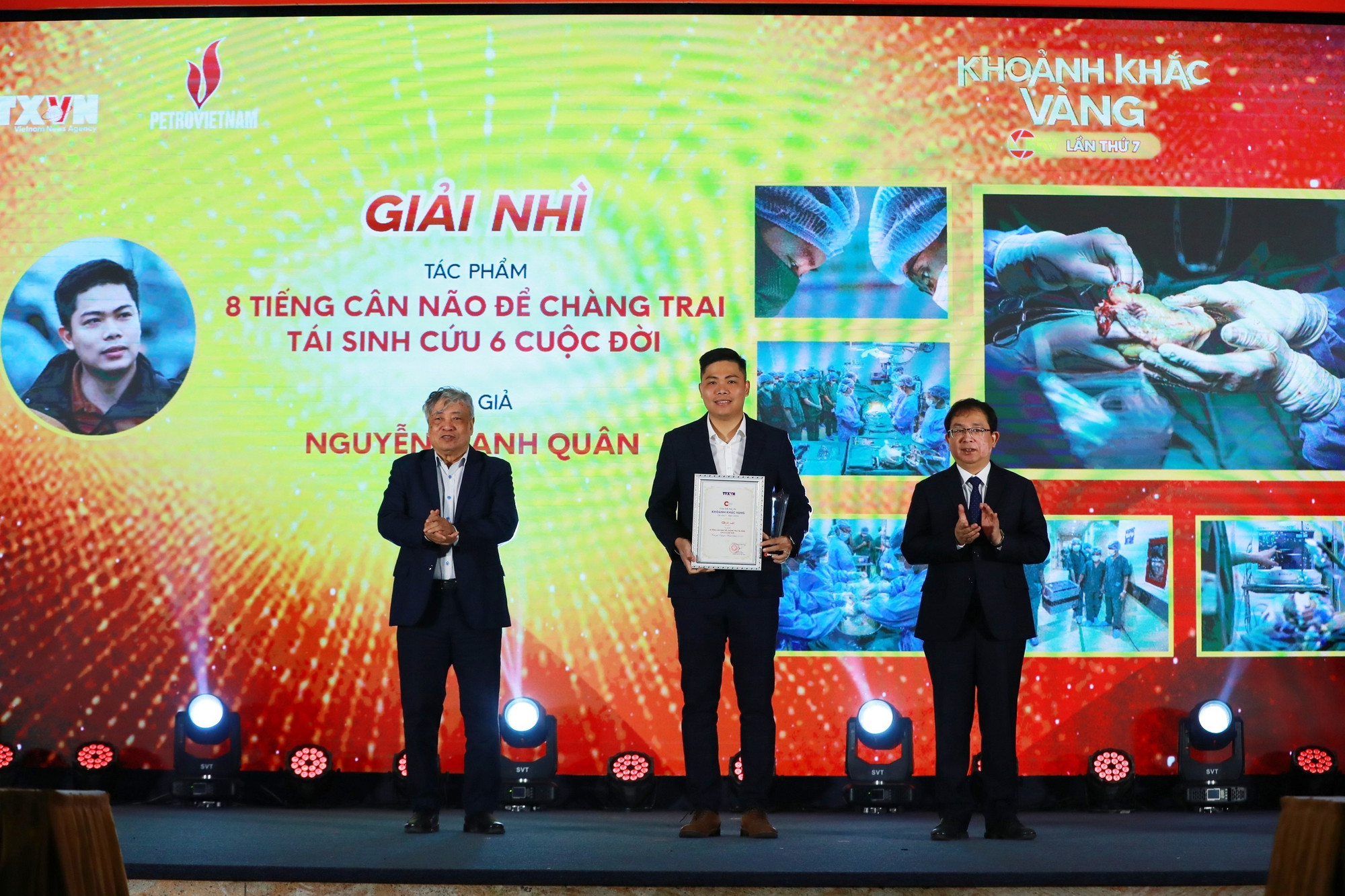Phó Tổng Giám đốc TTXVN Nguyễn Tuấn Hùng và nguyên Tổng Giám đốc TTXVN Trần Mai Hưởng trao giải Nhì cho các tác giả đạt giải. Ảnh: An Thành Đạt 4.jpg