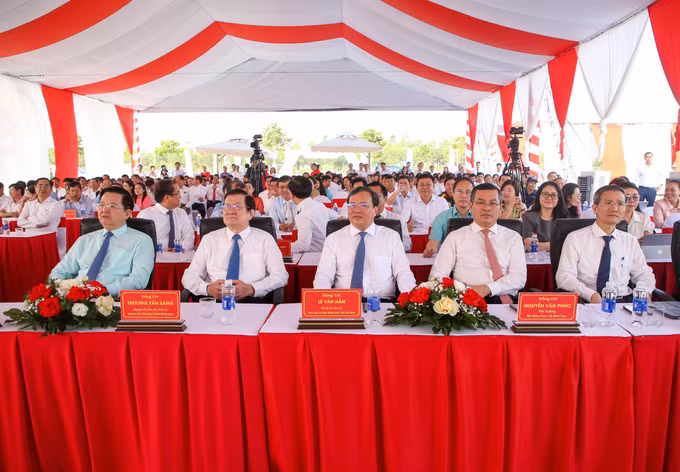 Đại biểu tham dự Lễ khởi công, động thổ xây Trường phổ thông nội trú liên cấp Tiểu học và Trung học cơ sở Bến Cầu, xã Bến Cầu, tỉnh Tây Ninh.