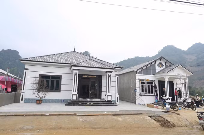 Những ngôi nhà mới khang trang của vùng lũ Làng Chút. Ảnh: Hương Thu/TTXVN