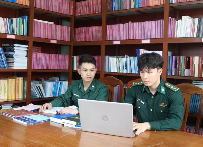 Cán bộ, chiến sỹ Đồn Biên phòng cửa khẩu Chi Ma, tỉnh Lạng Sơn nghiên cứu và tự học các nội dung chuyển đổi số phục vụ công tác dân vận.